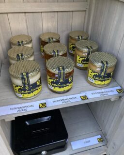 Aktuell haben wir 3 Honigsorten im Angebot.
Frühtrachthonig cremig
Sommertrachthonig cremig
Sommertrachthonig flüssig
Durch unsere Honigbox könnt ihr jederzeit bei uns vorbei kommen und leckeren Honig kaufen.
#schlabees
#frühtrachthonig
#sommertrachthonig