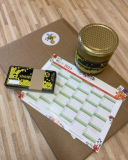 Heute wurden die neuen Etiketten von #bienendruckerei geliefert und gleich verklebt.
Auf Nassklebepapier gedruckt und sauber geschnitten war das kleben schnell erledigt.
Vielen Dank für den schnellen und professionellen Druck.
#schlabees
#bienendruckerei
#honigetiketten
#unbezahltewerbung