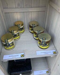 Die letzten Tage waren sehr arbeitsreich. Wir haben den Sommertrachthonig geschleudert und haben festgestellt, dass die einzelnen Völker an unterschiedlichen Stellen ihren Nektar gesammelt haben.
Bei einem Volk war schon der Geruch beim schleudern sehr markant.
Diesen lassen wir in Hohen Neuendorf im Länderinstitut für Bienenkunde gerade testen. Wir sind gespannt, welches Ergebnis dabei herauskommt.
Jetzt gibt es auch wieder leckeren, flüssigen Sommertrachthonig bei uns in der Honigbox zu kaufen.
#schlabees
#bieneninstituthohenneuendorf
#hartmannsdorf
#honigbox