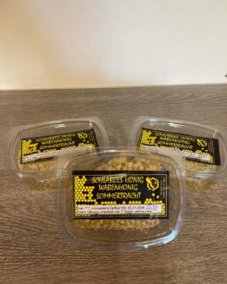 Durch eine kleine Unachtsamkeit meinerseits, gibt es dieses Jahr Wabenhonig zu kaufen. Ich habe halbe Rähmchen in eine ganze Zarge gehängt, daran haben die Mädels sehr schönen Wildbau gebastelt, mit Honig gefüllt und verdeckelt. Schauen wir mal, ob es in meinem Kundenstamm jemand gibt, der Wabenhonig mag.
#schlabees
#wabenhonig
#wildbau
#feinschmecker